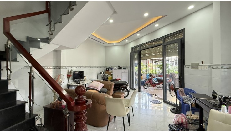 NGAY LÊ VĂN QUỚI DT: 92M2 (7 x 13,5)m HXT 6M THÔNG - 4 TẦNG - 4PN - 5WC - CHỈ NHỈNH 8 TỶ.